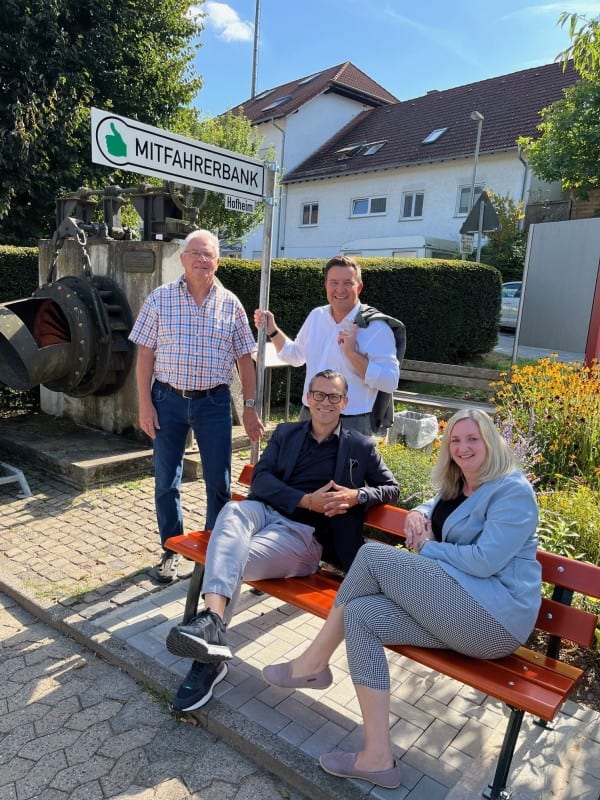 Mobilität für Lorsbach: Mitfahrerbank an der Hofheimer Straße