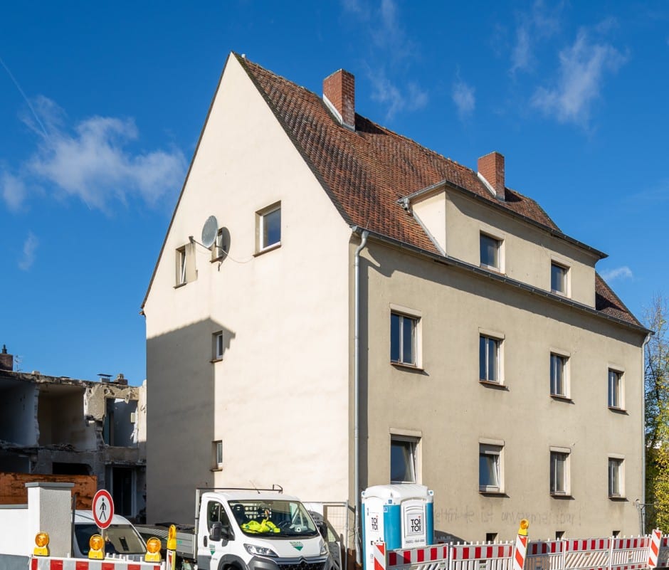 Neues Übergangswohnen: Straßensperrung für den Abbruch des vorderen Bestandsgebäudes