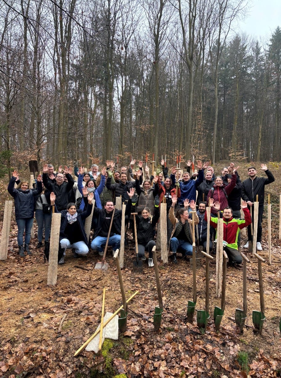 HWB-Baumpflanzaktion zum Jubiläum: Betriebsausflug führte in den Stadtwald – 100 Setzlinge sind in der Erde