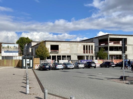 Neue Stadtbücherei: Bald wird das Fassadengerüst aufgebaut